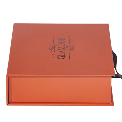 коробки CMYK Pantone твердого подарка 120gsm упаковывая с закрытием ленты