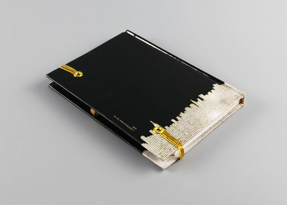 Резинка связывает тетрадь книга в твердой обложке А4, черноту и журнал тетради Хардбак золота