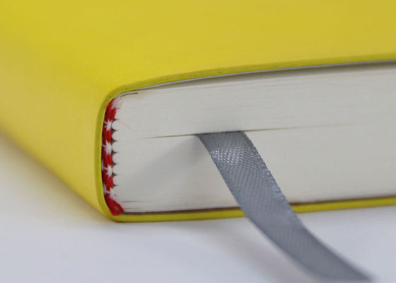 Бумага эластичной лимонножелтой бумажной тетради крышки смещенная для примечания дела